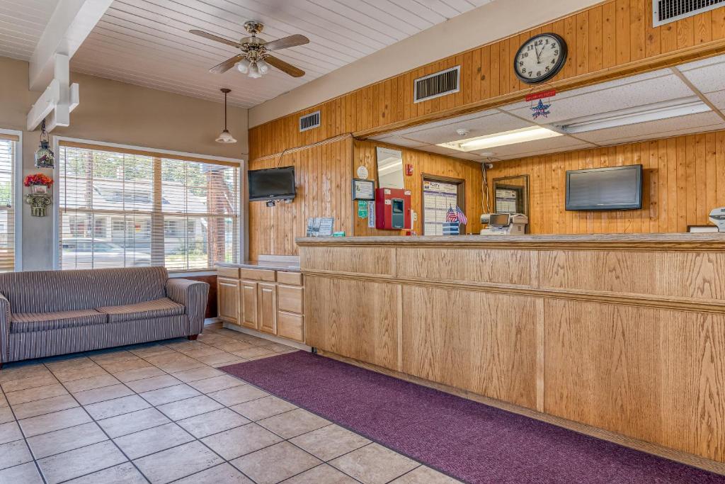 Americas Best Value Inn-Central Medford Photo 29