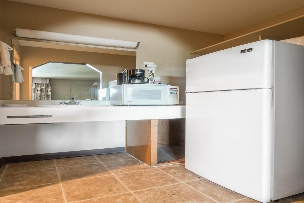 Americas Best Value Inn-Central Medford Photo 37