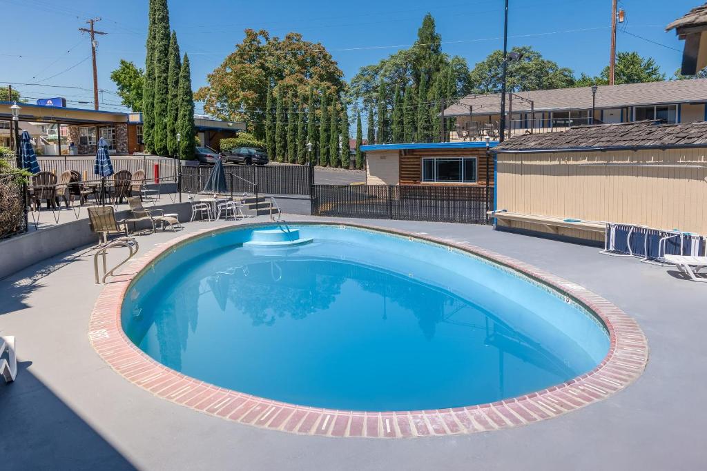 Americas Best Value Inn-Central Medford Photo 41