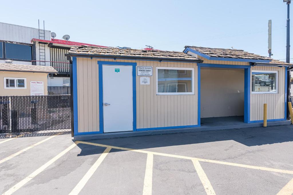 Americas Best Value Inn-Central Medford Photo 44