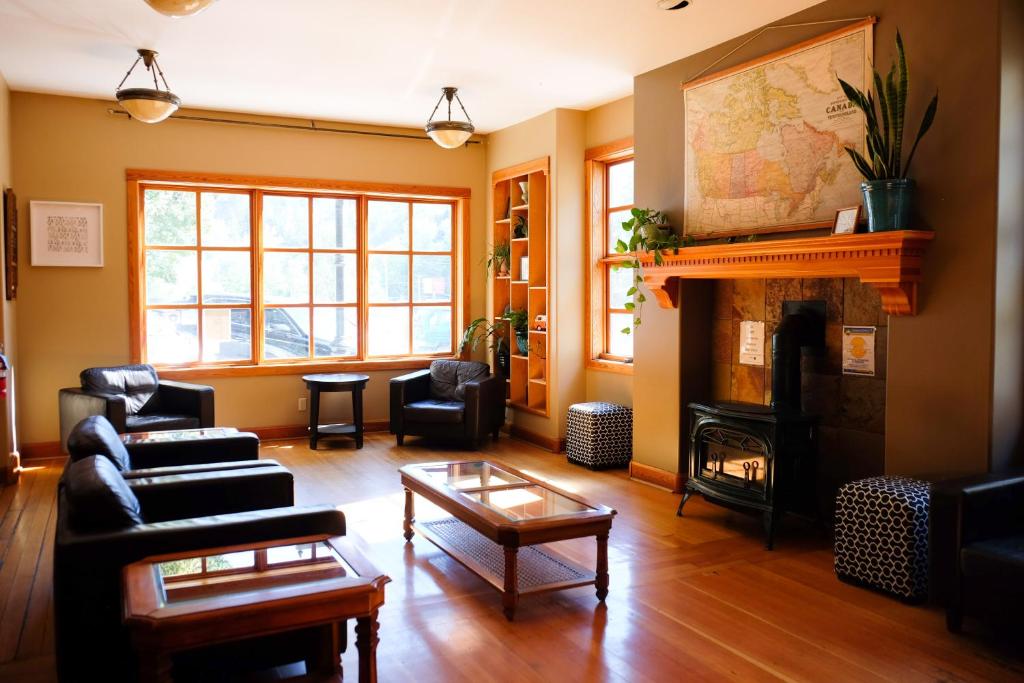 Shared lounge/TV area, Dancing Bear Inn in Nelson (BC)