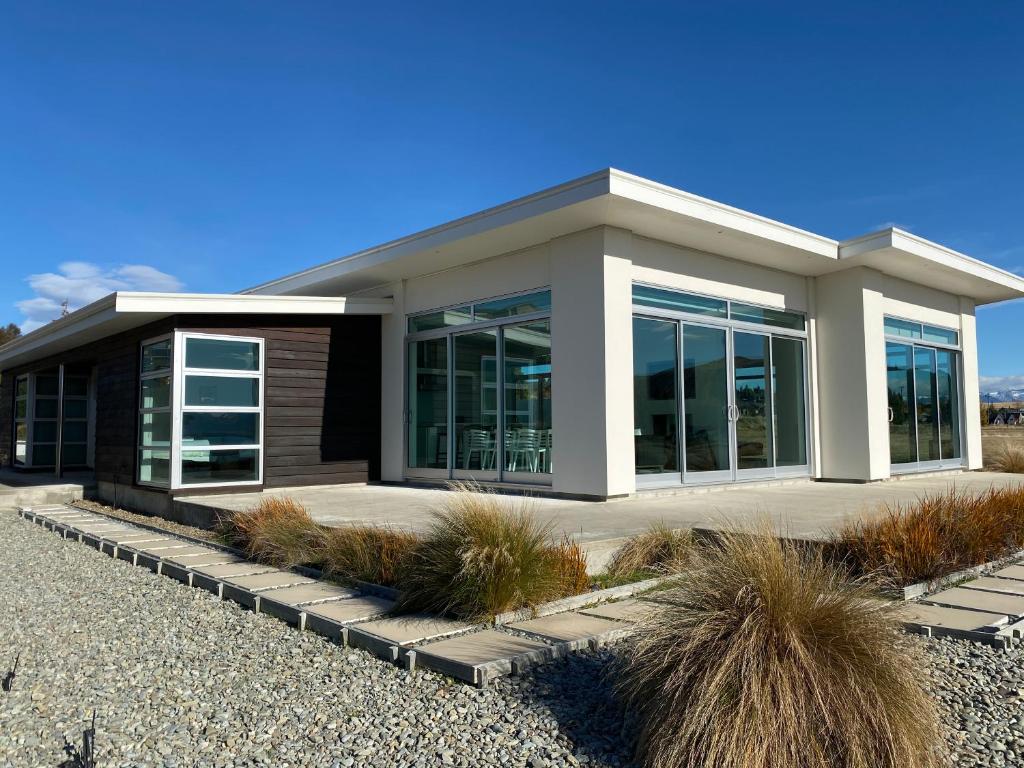 a large building with a view of the ocean, White House in Lake Tekapo