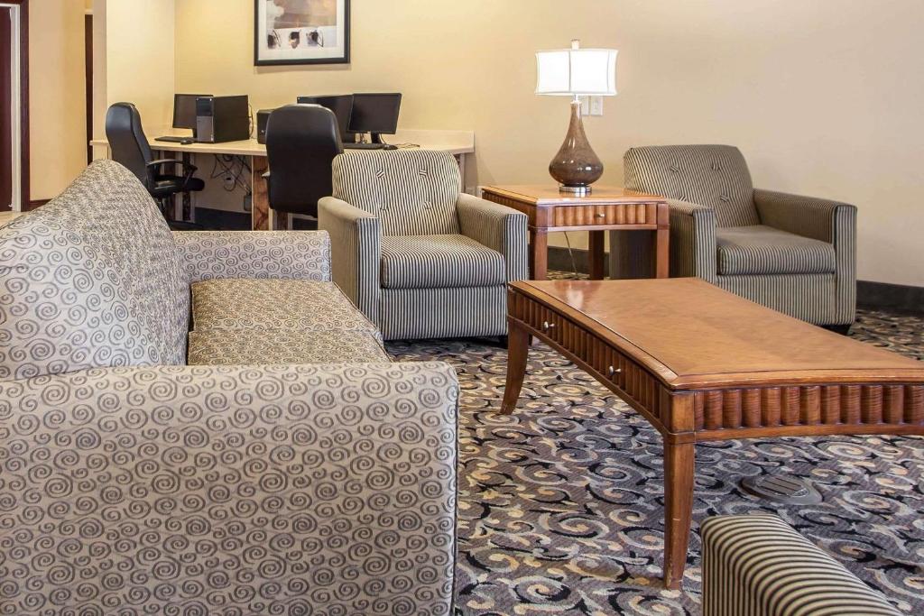 Comfort Suites Bloomington I-55 and I-74 photo