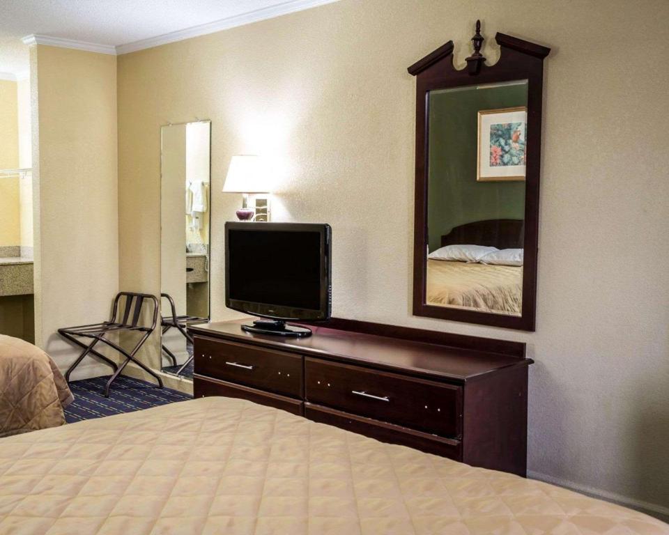 Rodeway Inn & Suites Plymouth Photo 26