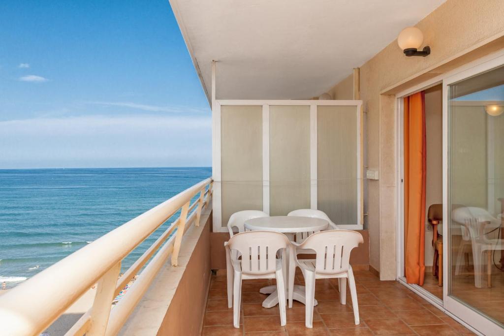 Apartamentos Stella Maris - Marcari SL — Hotel rooms in Fuengirola, Andalusia