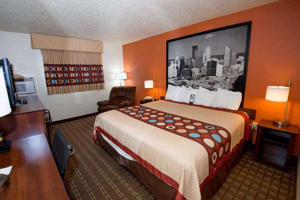 Super 8 By Wyndham Altoona photo