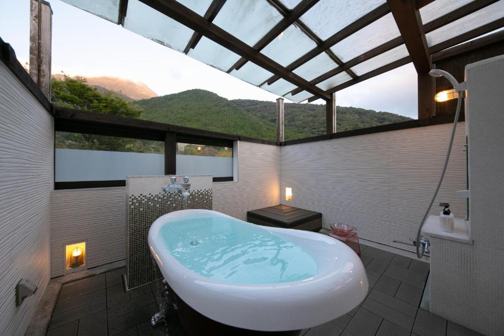 따뜻한 분위기의 료칸 실내 라운지