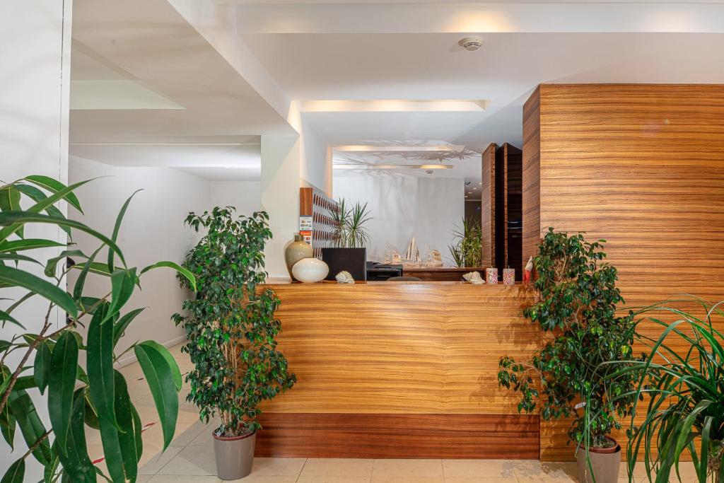 1. Hotel Ma..