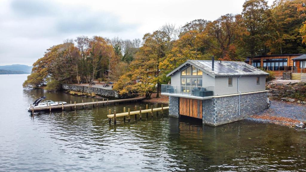 Hill Of Oaks - pet-friendly holiday park on Lake Windermere southern shore