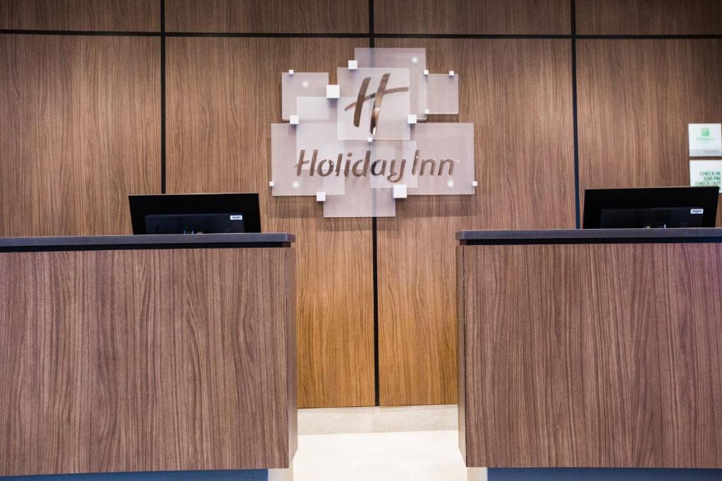 Holiday Inn Hotel & Suites Calgary South - Conference Ctr photo