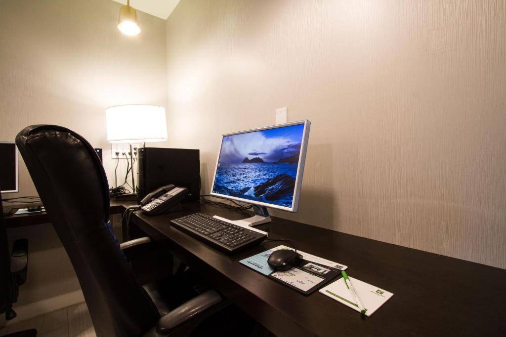 Holiday Inn Victorville Photo 41
