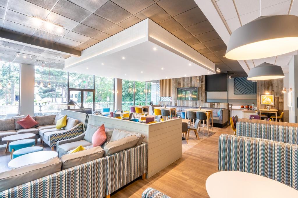 Restaurant, Holiday Inn Bournemouth By IHG in Bournemouth