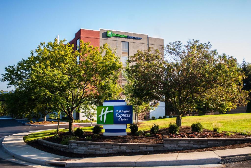 Holiday Inn Express and Suites Blacksburg- University Area photo
