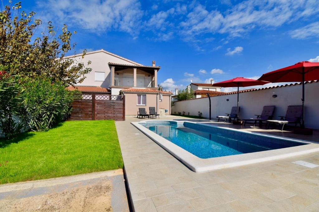 Spacious apartment with private pool, Vodnjan