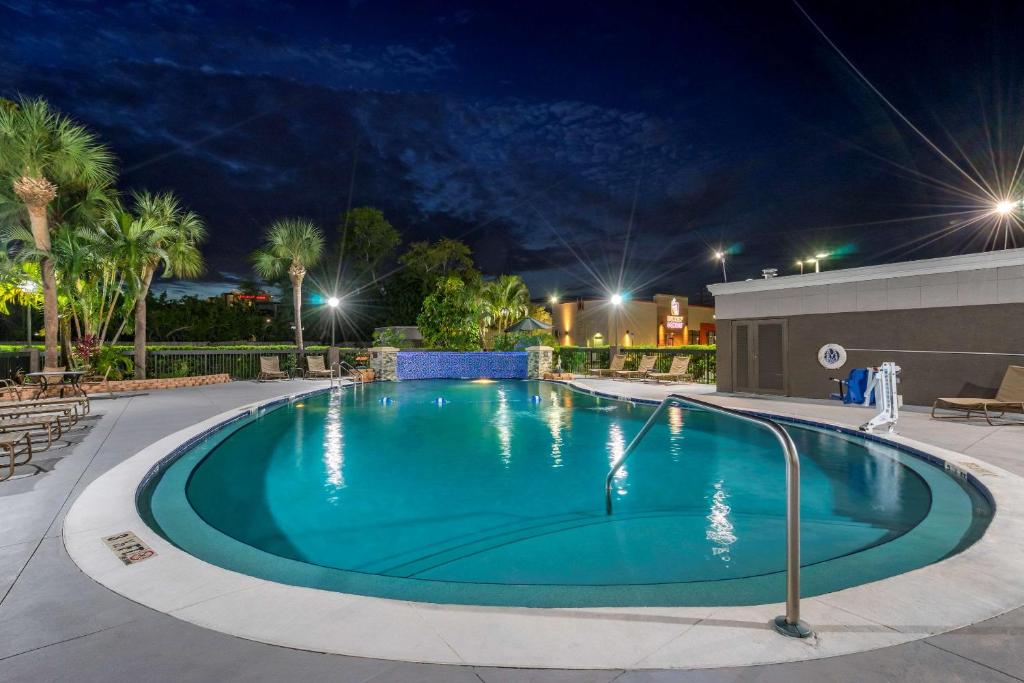 コンフォート イン ＆ スイーツ セント ピート クリアウォーター インターナショナル エアポート (Comfort Inn & Suites St. Pete - Clearwater International Airport) スイミングプール