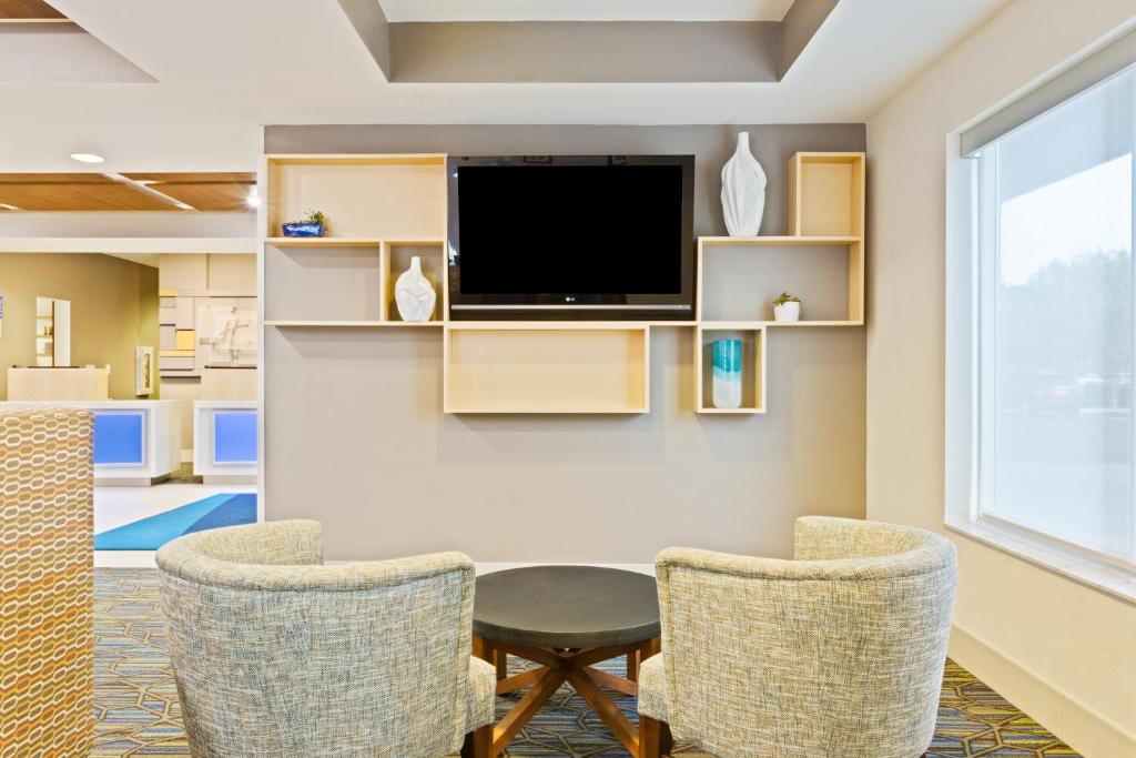 Holiday Inn Express & Suites Tavares photo