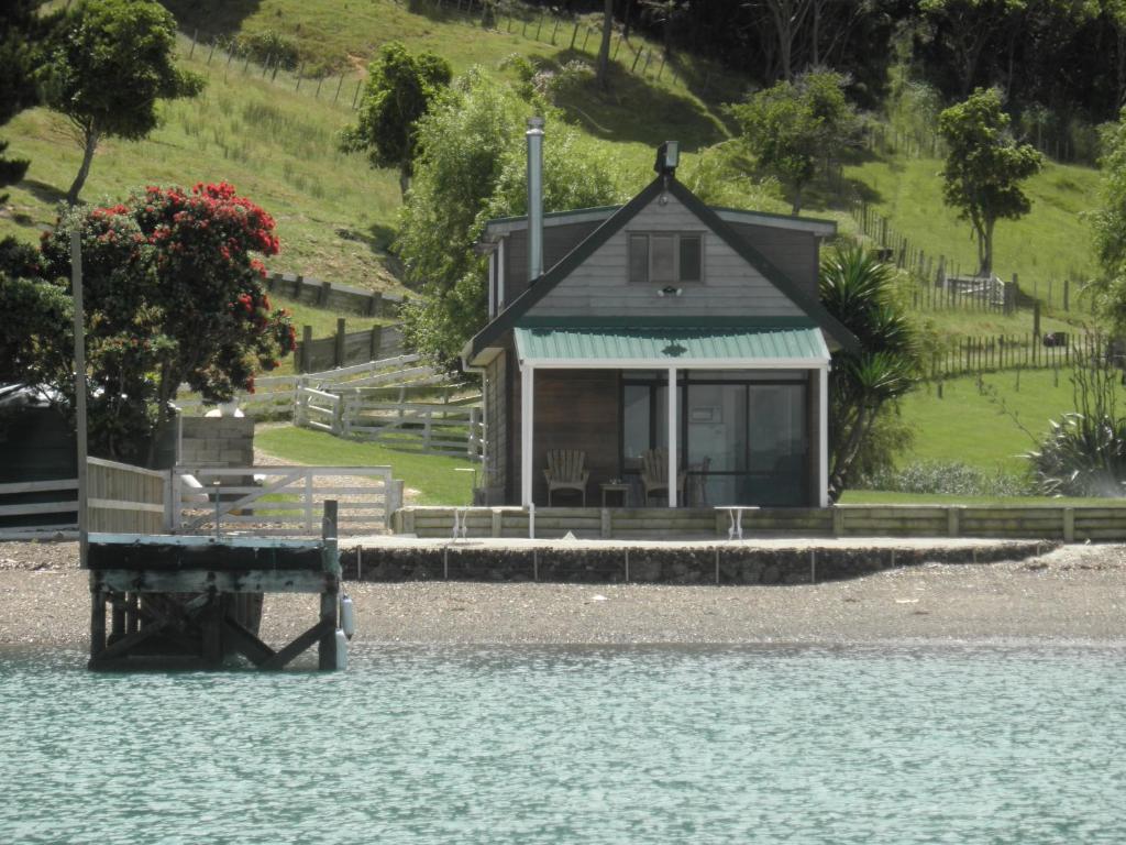 Waiheke Waters Edge photo