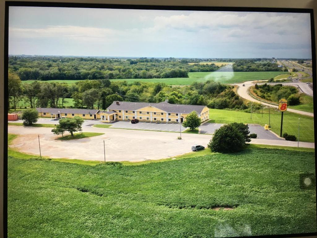 Super 8 By Wyndham Higginsville photo