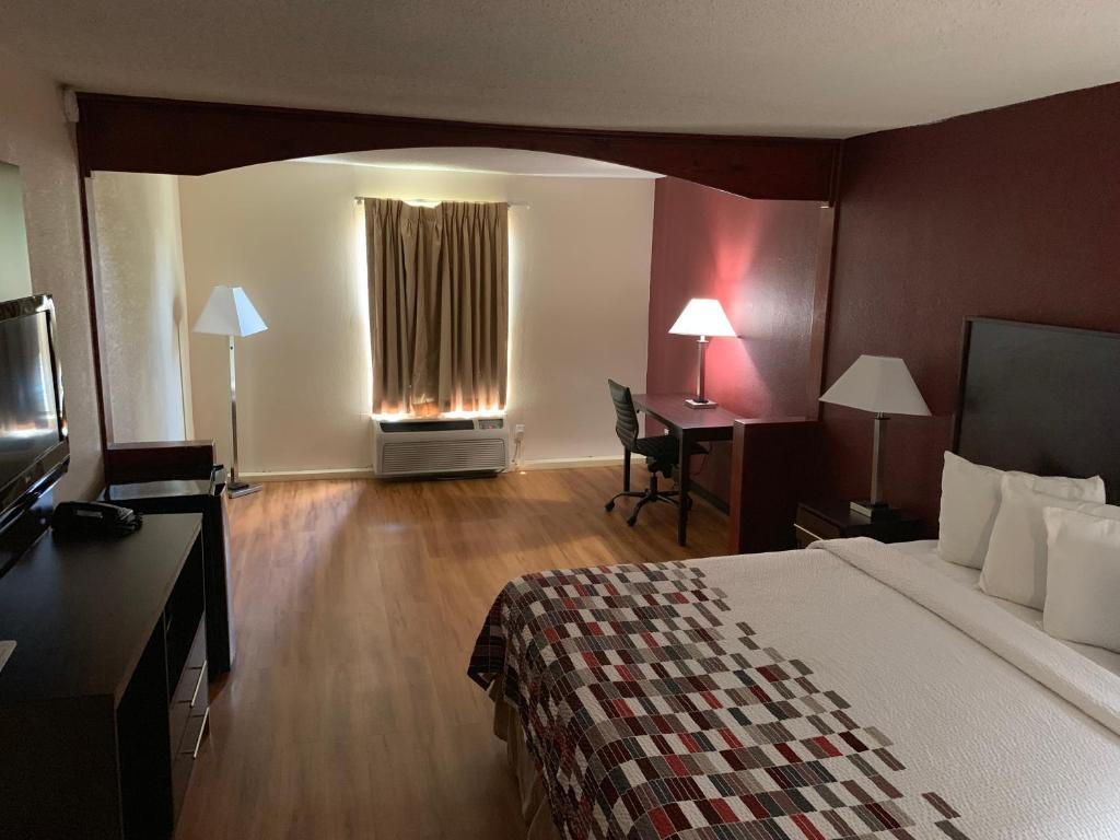 Red Roof Inn Atlanta - Six Flags Photo 32