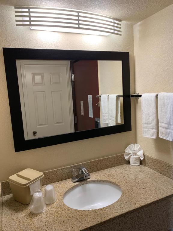 Red Roof Inn Atlanta - Six Flags Photo 26