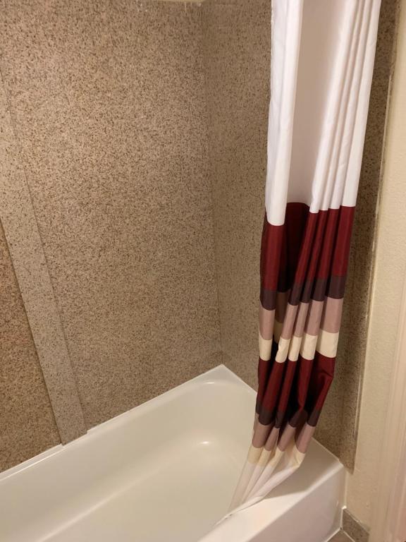 Red Roof Inn Atlanta - Six Flags Photo 13