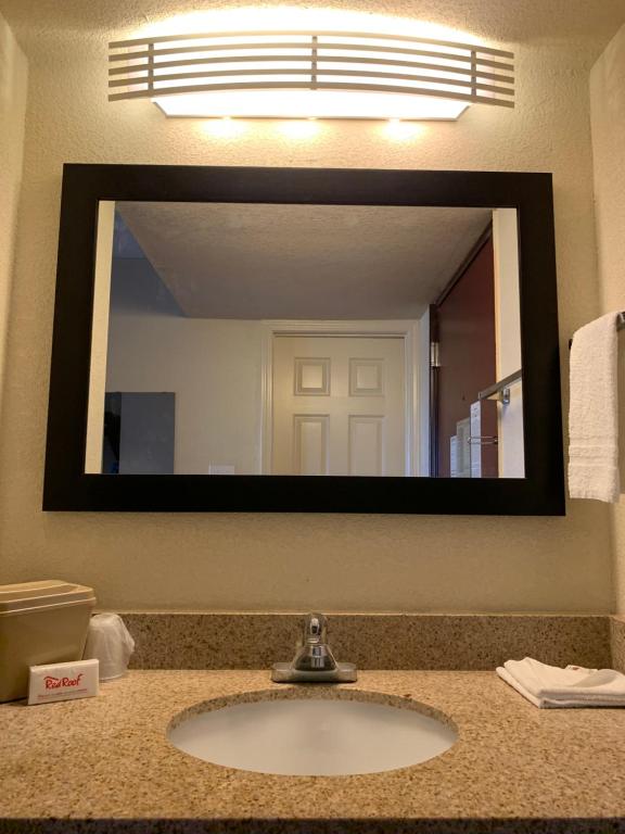 Red Roof Inn Atlanta - Six Flags Photo 20