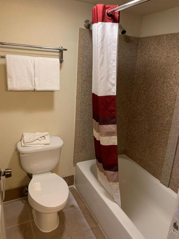 Red Roof Inn Atlanta - Six Flags Photo 17