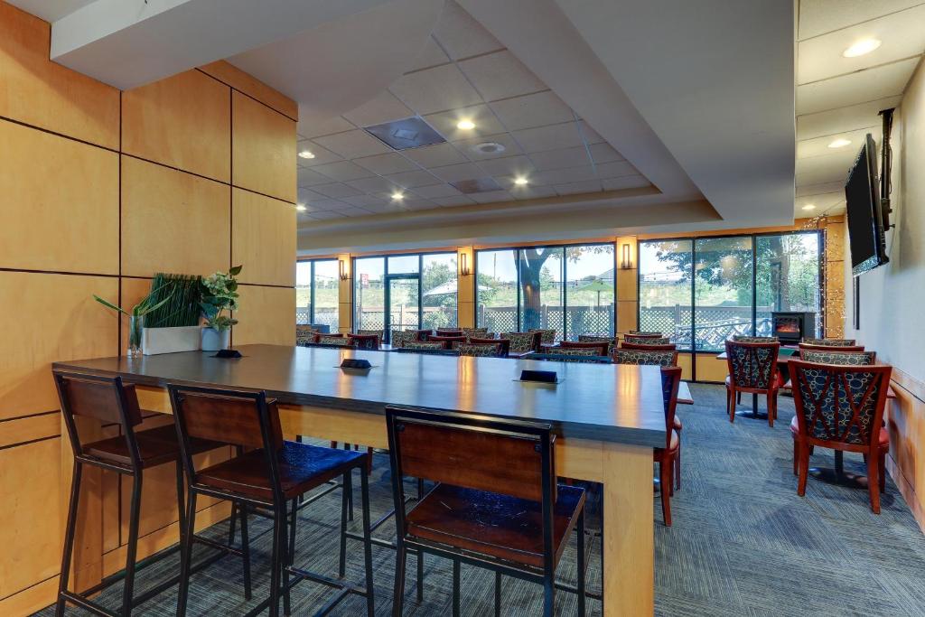 Holiday Inn Express Aberdeen-Chesapeake House photo
