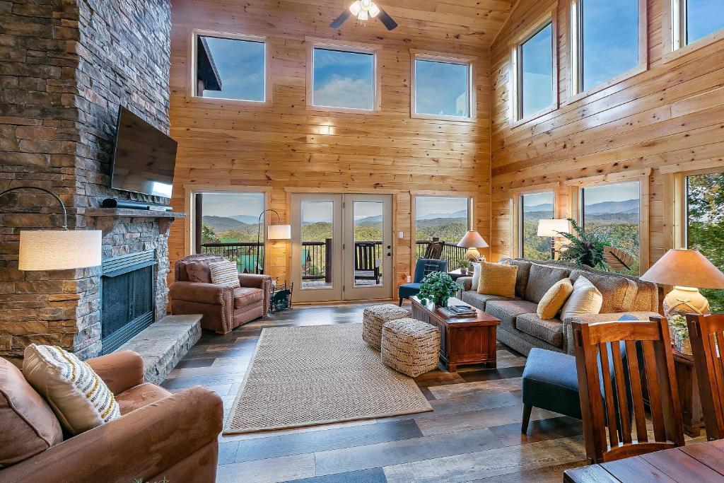 Gritz Carlton, Private Pool, Theater Rm, FREE tickets each paid day, Hot Tub, Panoramic Mtn Views!!, Sevierville