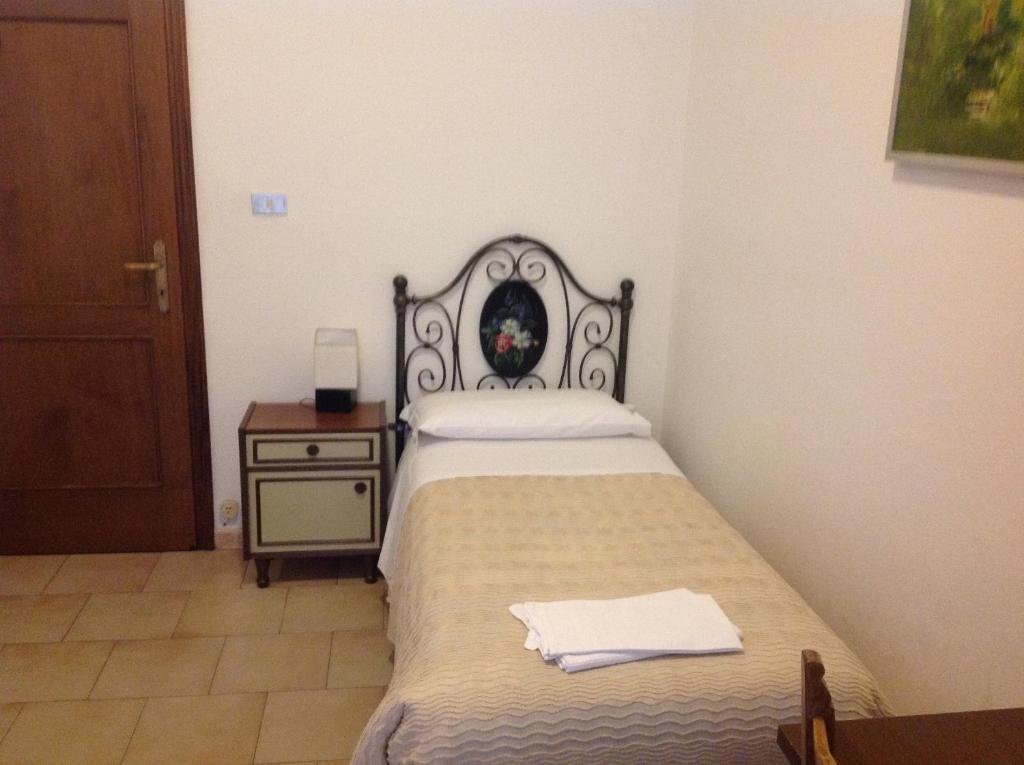 Single Room with Shared Bathroom