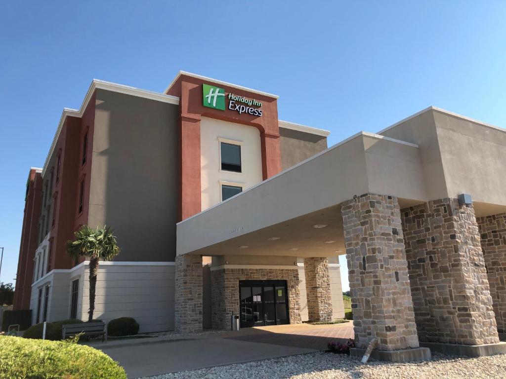 Holiday Inn Express Hillsboro I-35 photo