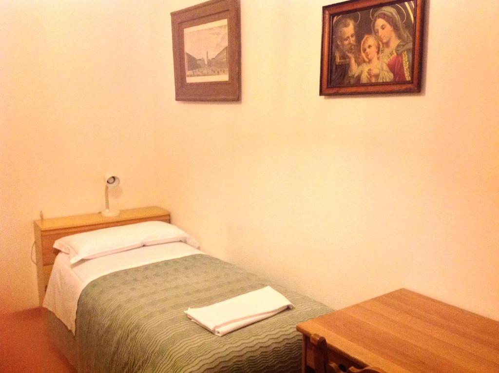 Single Room with Shared Bathroom