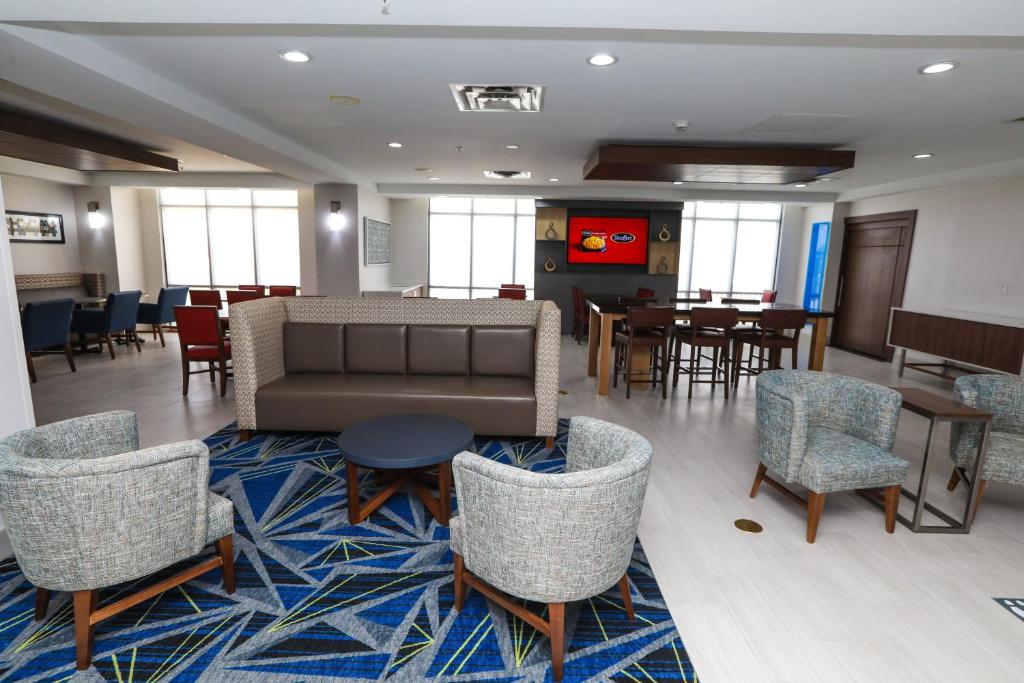 Holiday Inn Express Hillsboro I-35 photo