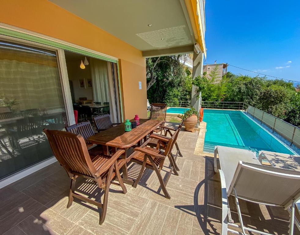 La Riviera Barbati Seaside Apartments & villas — Swimming pool in Barbati, Ionian Islands