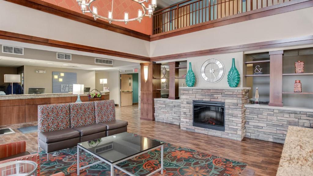 Holiday Inn Express St. Cloud photo