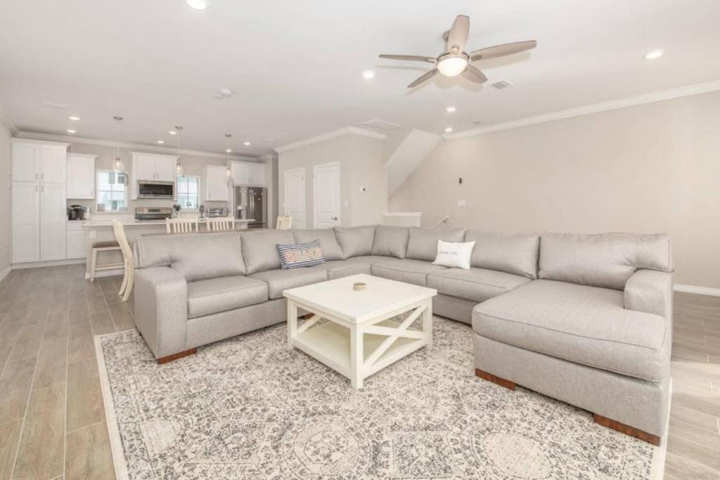 Plane to Sea, Pensacola