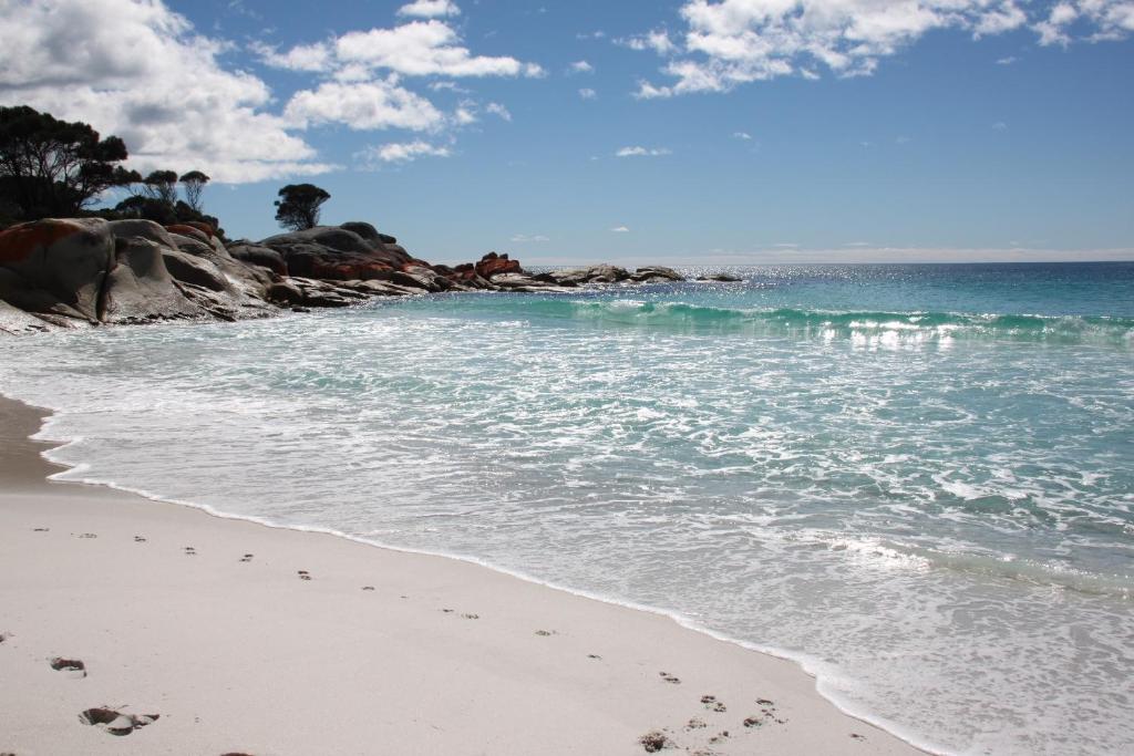 BINALONG BEACH COTTAGE Beachfront at Bay of Fires Next to Restaurant photo