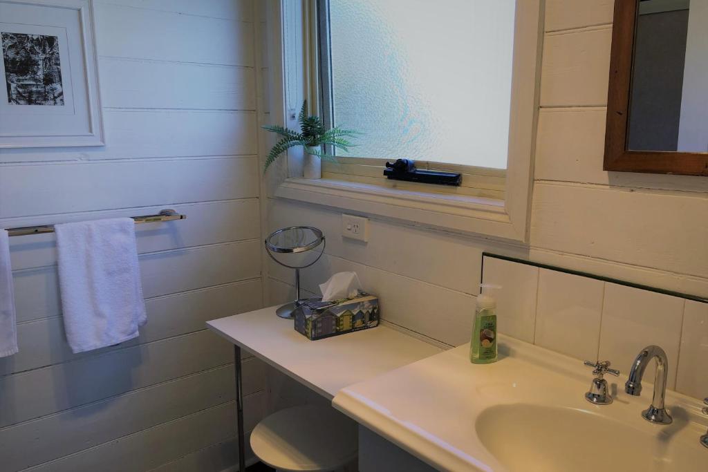 BINALONG BEACH COTTAGE Beachfront at Bay of Fires Next to Restaurant photo
