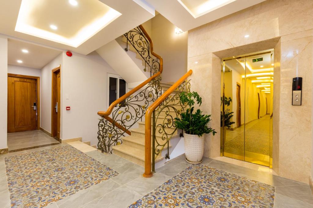 Golden Central Hotel photo