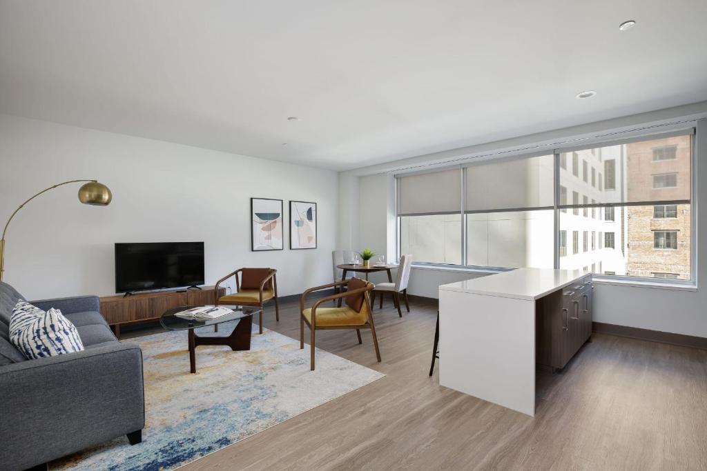 Modern DT 1BR with Free Parking by Zencity photo