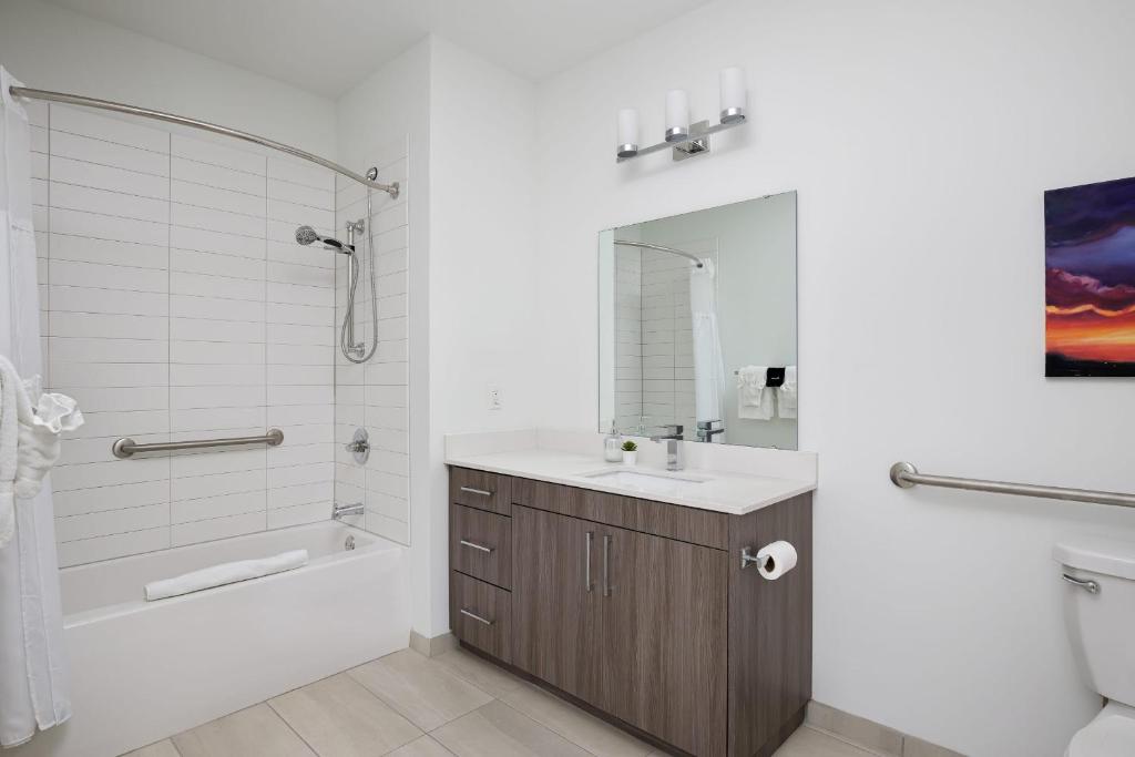 Modern DT 1BR with Free Parking by Zencity photo