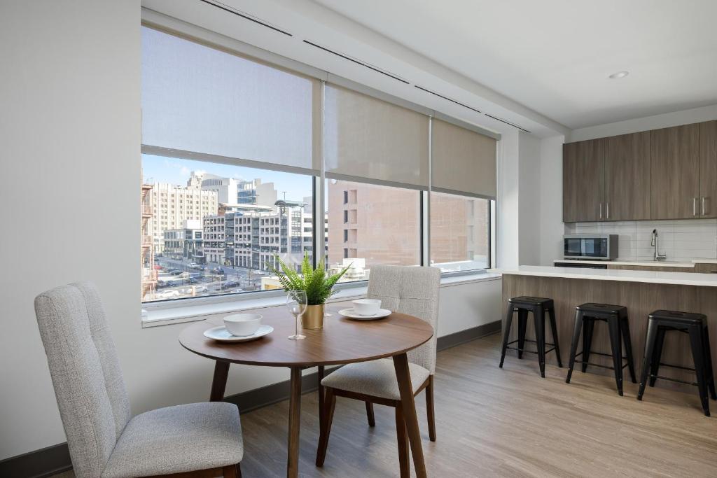 Modern DT 1BR with Free Parking by Zencity photo