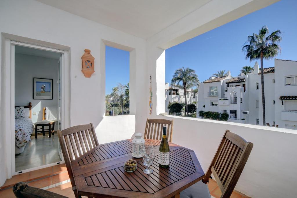 Beachfront Apartment - Pool - 2min to Beach - Free Parking & Fast WiFi - 3