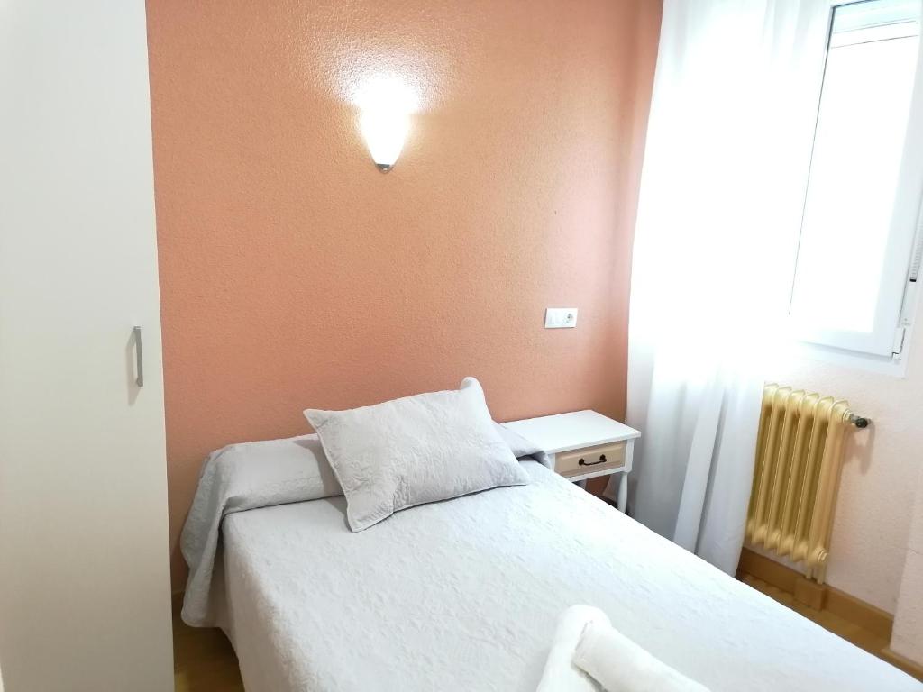 Hostal Hernan Cortes - 4
