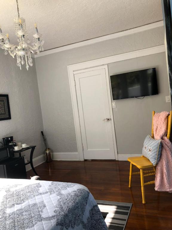 G - Private Suite very close to Airport (Apt 1) photo