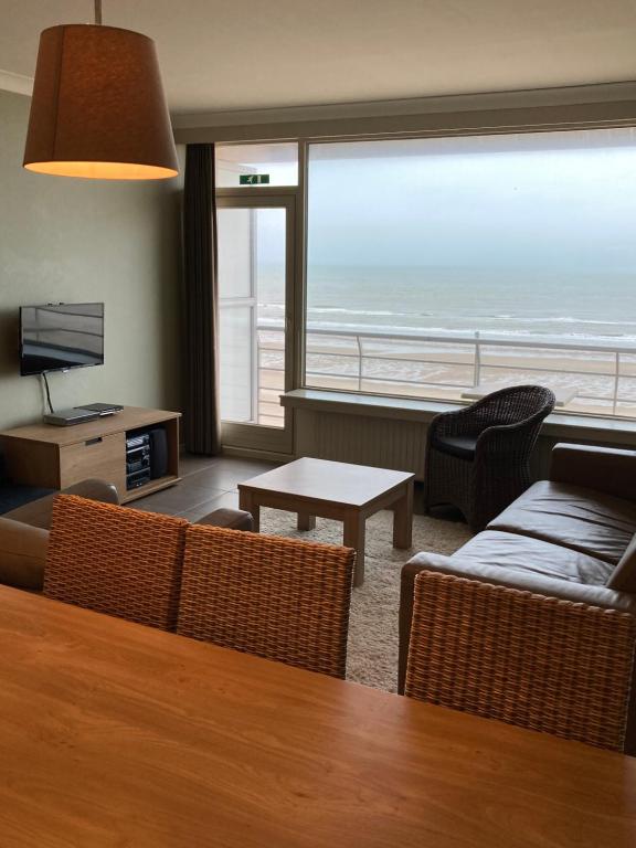 Cosy Studio with Spectacular Seaview in Ostend T37, Ostende