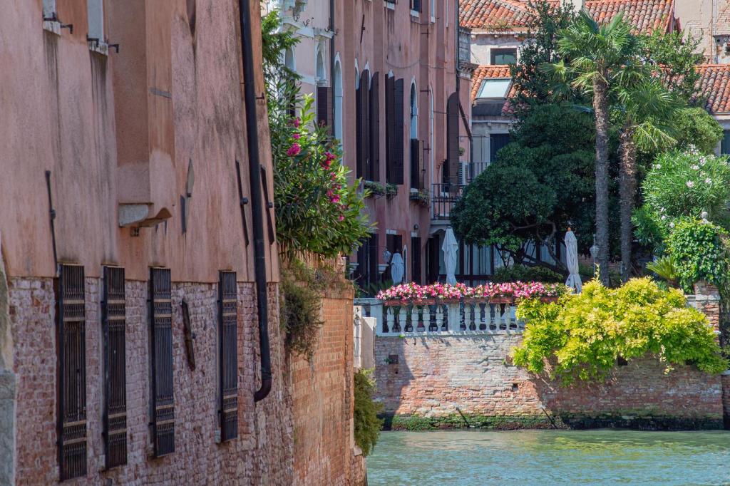 Ca' dei Cuori on the Grand Canal photo