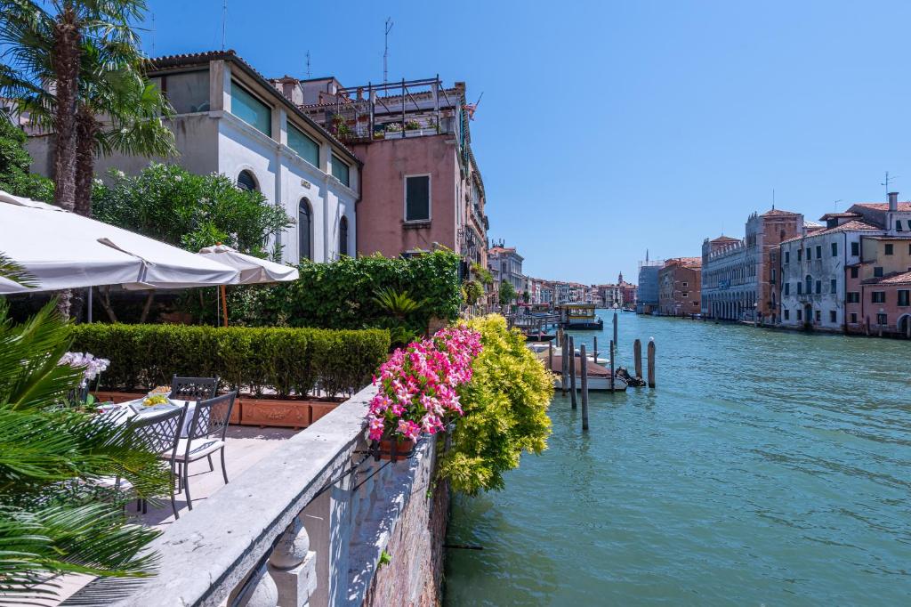 Ca' dei Cuori on the Grand Canal photo