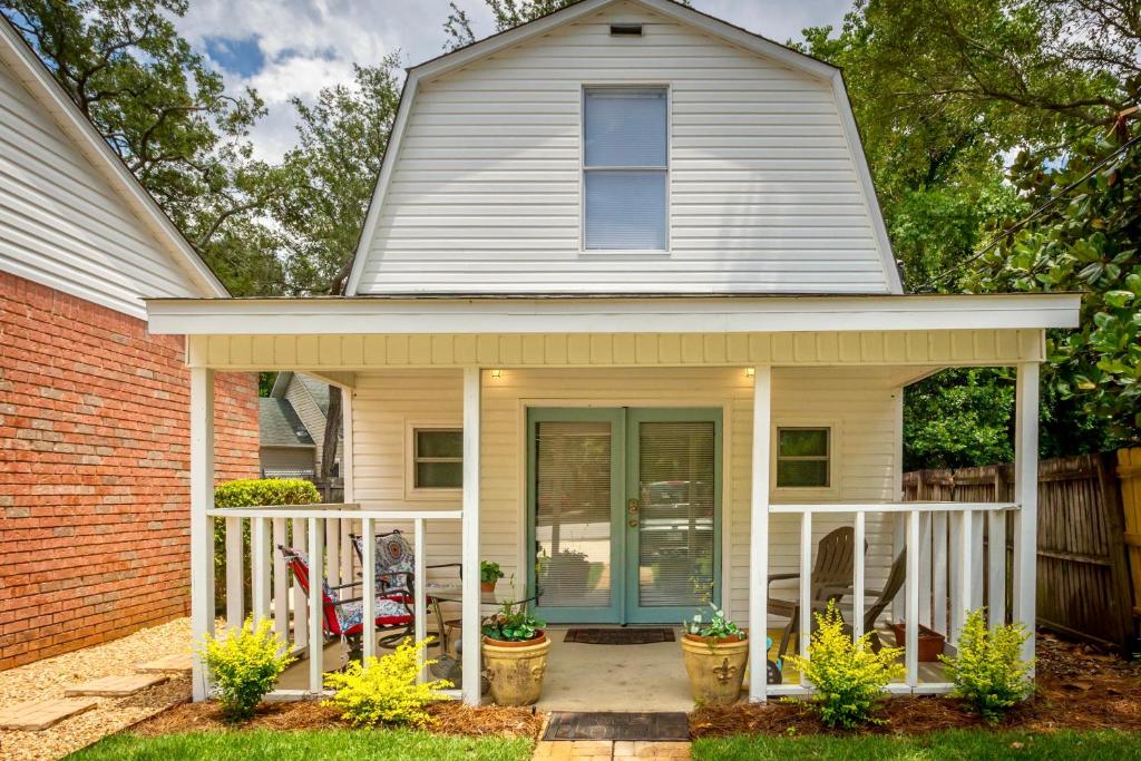 Beach Barn 1BR Home 10 Min to Beach! Life's a Breeze — Hotel in Gulf Breeze (FL)