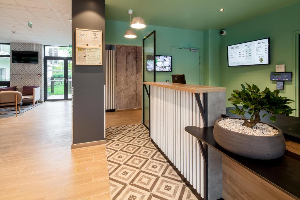 B&B HOTEL Paris Meudon Velizy photo